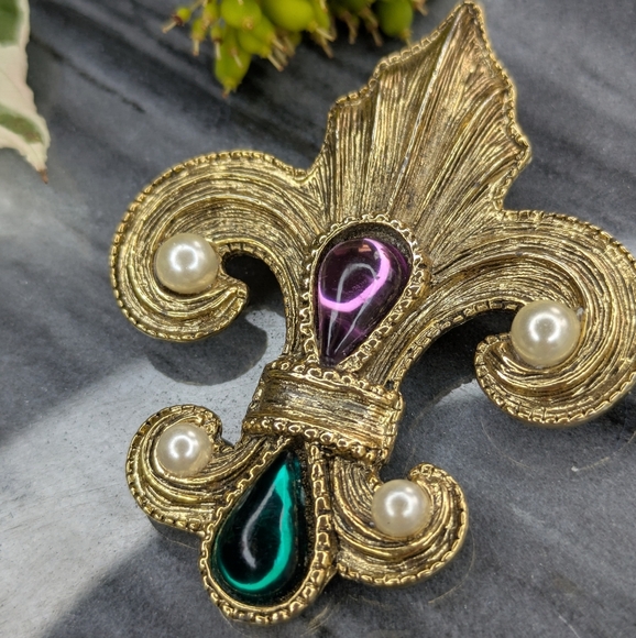 Fleur-de-Lis Brooch Antiqued Jewelled Pin Pearl/Purple & Green Gems - Picture 3 of 8